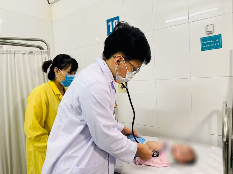 Thăm khám cho bệnh nhi tại bệnh viện Đa khoa Hà Đông