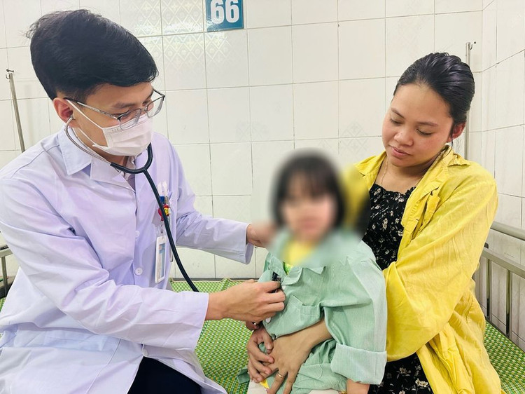 Trẻ nhiễm bệnh khi thời tiết nồm ẩm