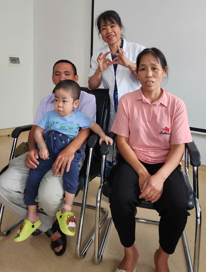 Bé và gia đình khi đi tái khám - Ảnh BVCC