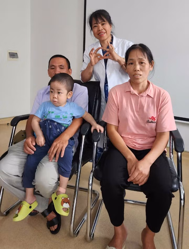 Bé và gia đình khi đi tái khám - Ảnh BVCC