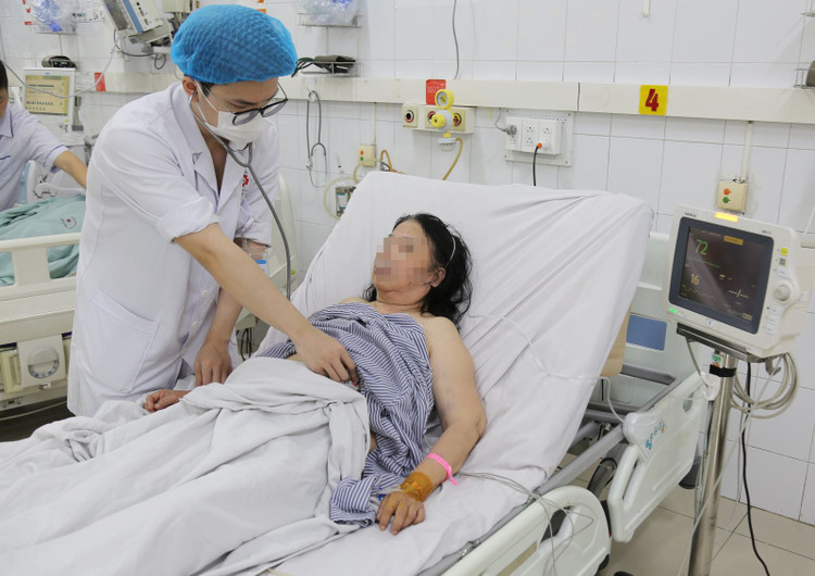 Bác sĩ thăm khám, kiểm tra sức khỏe cho bệnh nhân đột quỵ não tái phát - Ảnh BVCC