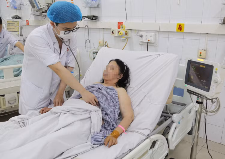 Bác sĩ thăm khám, kiểm tra sức khỏe cho bệnh nhân đột quỵ não tái phát - Ảnh BVCC