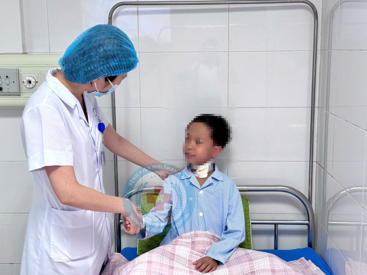 Bác sĩ thăm khám lại cho bệnh nhi sau phẫu thuật - Ảnh BVCC