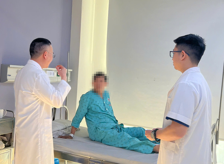 Các bác sĩ khoa nam học tư vấn cho người bệnh - Ảnh BSCC