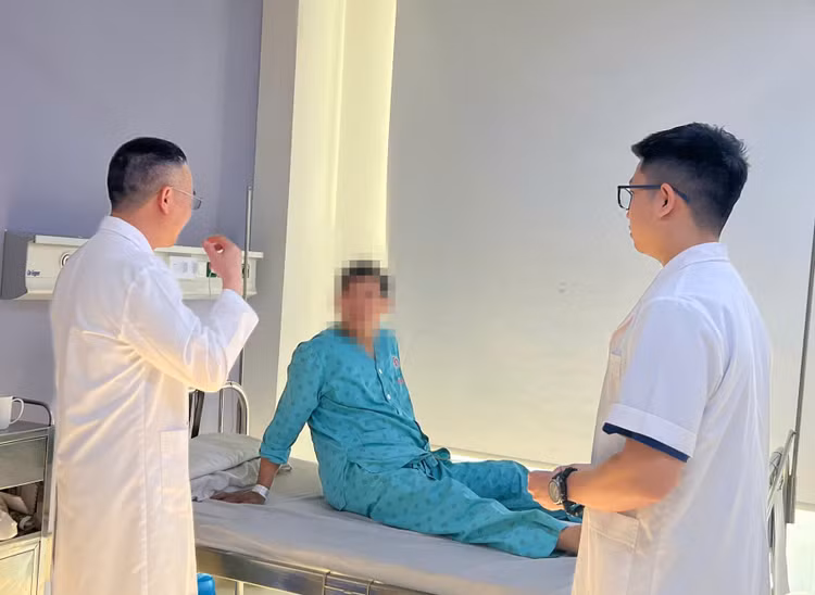 Các bác sĩ khoa nam học tư vấn cho người bệnh - Ảnh BSCC