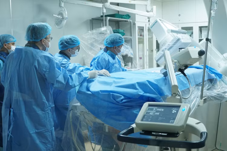 Thực hiện kỹ thuật nút mạch gan bằng ống thông không dây - Ảnh BVCC