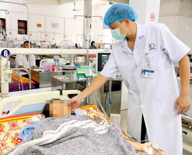 Bác sĩ Bệnh viện đa khoa thị xã Kỳ Anh chăm sóc bệnh nhân sau phẫu thuật.