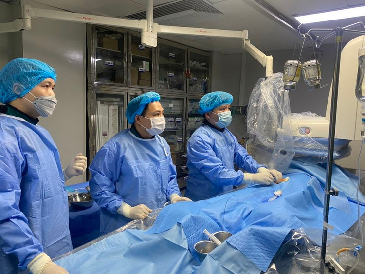 Ekip can thiệp nút mạch cho người bệnh