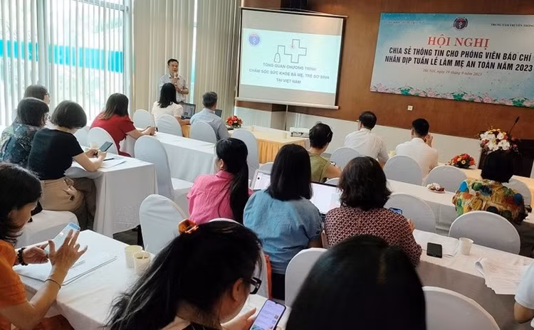 TS Trần Đăng khoa phát biểu tại Hội Nghị