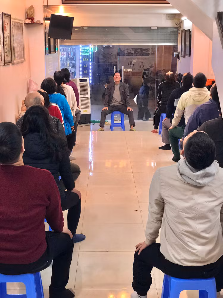 Vận động cột sống khắc phục đau lưng - Ảnh BSCC