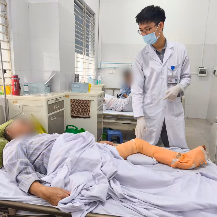 Thăm khám cho bệnh nhân sau phẫu thuật - Ảnh BVCC