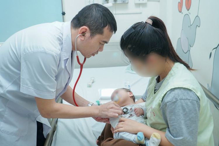 Thăm khám cho bệnh nhi - Ảnh BVCC