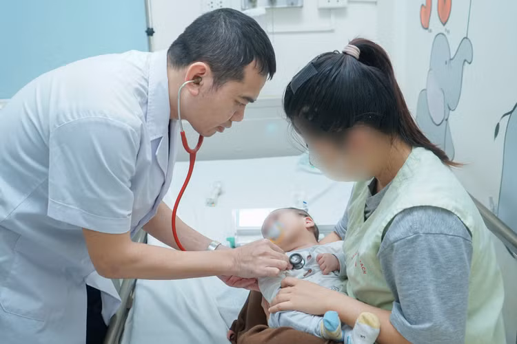 Thăm khám cho bệnh nhi - Ảnh BVCC