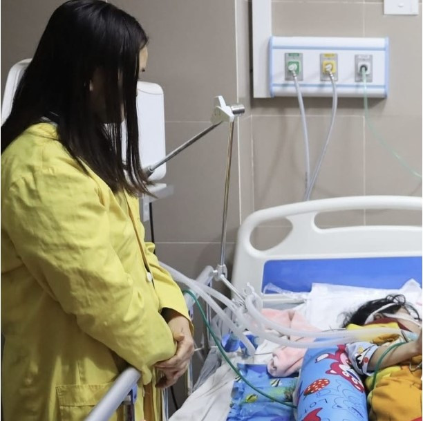 Bé L. những ngày hồi sức tích cực - Ảnh BVCC