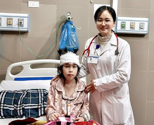 Sau 3 tháng ròng rã, cuối cùng L đã có thể tự thở, tự ngồi dậy được và xuất viện - Ảnh BVCC