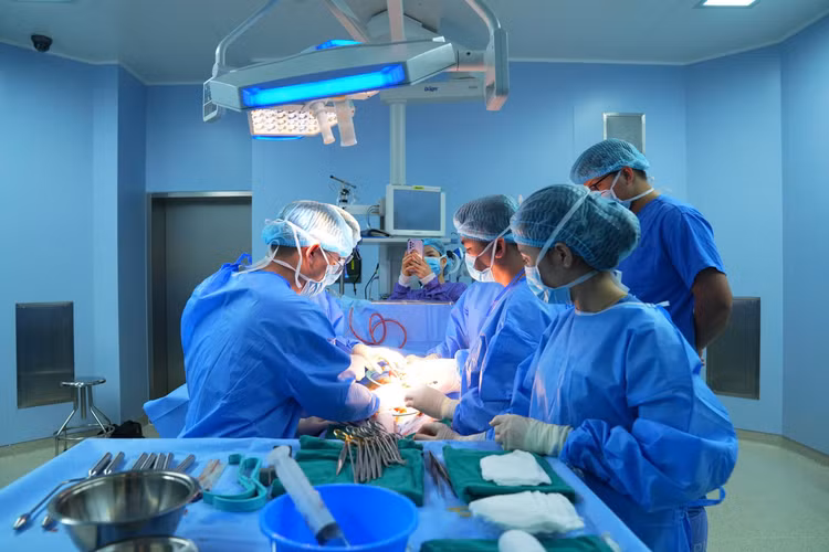 Các bác sĩ tiến hành đặt thể hang nhân tạo cho bệnh nhân - Ảnh BVCC