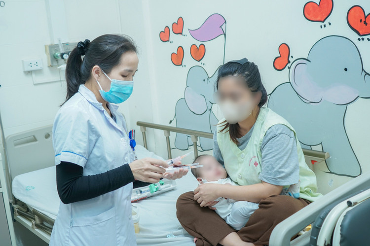 Lấy mẫu xét nghiệm cho bệnh nhi - Ảnh BVCC