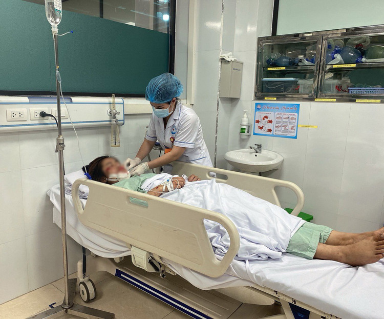 Bệnh nhân đã được đưa về đất liền kịp thời - Ảnh BVCC