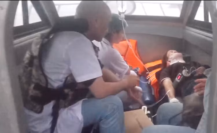 Xuồng máy xuyên đêm đưa bệnh nhân từ đảo vào đất liền cấp cứu - Ảnh BVCC