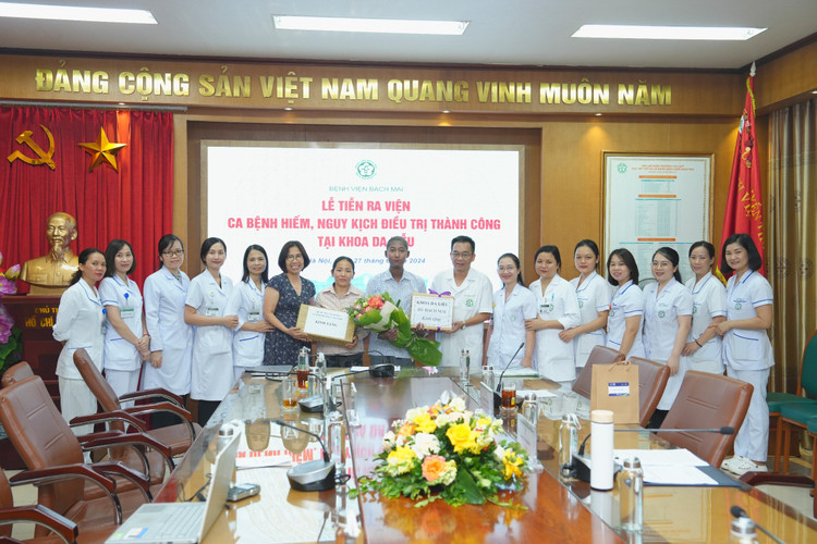 Tập thể Khoa Da liễu chúc mừng bệnh nhân trong ngày được xuất viện