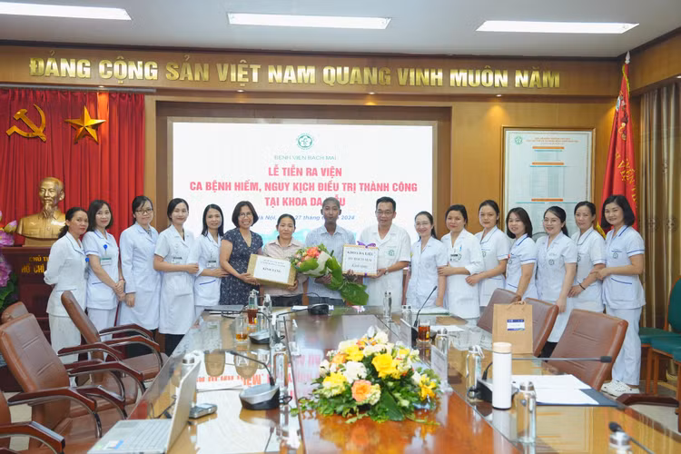 Tập thể Khoa Da liễu chúc mừng bệnh nhân trong ngày được xuất viện