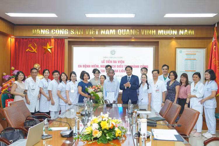 Tập thể Khoa Da liễu chúc mừng bệnh nhân trong ngày được xuất viện