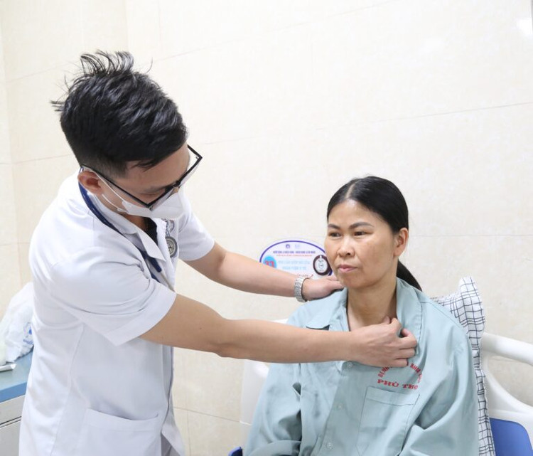 Thăm khám cho người bệnh sau điều trị - ảnh BVCC