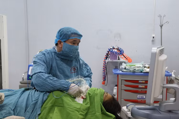 Ts.Bs Phạm Tiến Chung – Giám đốc Trung tâm Ung bướu thực hiện kỹ thuật đốt u tuyến giáp bằng sóng cao tần cho người bệnh