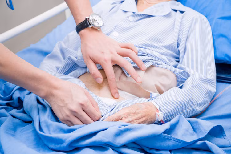 Thăm khám cho bệnh nhân sau phẫu thuật - Ảnh BVCC