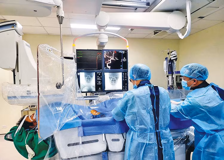Nhờ chuyển giao công nghệ các bác sĩ Bệnh viện Tuyên Quang đã làm chủ kỹ thuật cứu bệnh nhân đột quỵ - Ảnh BVCC