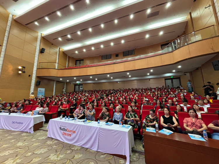 Buổi truyền thông đã thu hút hơn 400 người già trên 60 tuổi tại 21 phường trên địa bàn quận tham dự.