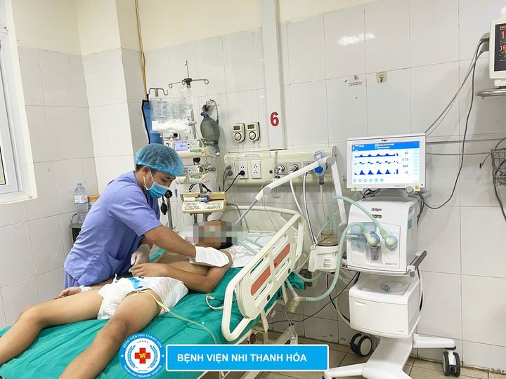 Trẻ 13 tuổi nguy kịch vì rắn cắn trong lúc ngủ - Ảnh BVCC