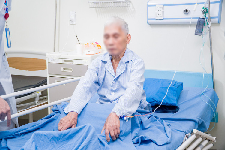 Chủ quan sùi hậu môn không khám, bệnh nhân phải làm hậu môn nhân tạo - Ảnh BVCC