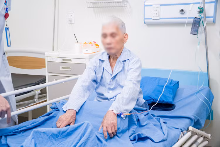 Chủ quan sùi hậu môn không khám, bệnh nhân phải làm hậu môn nhân tạo - Ảnh BVCC