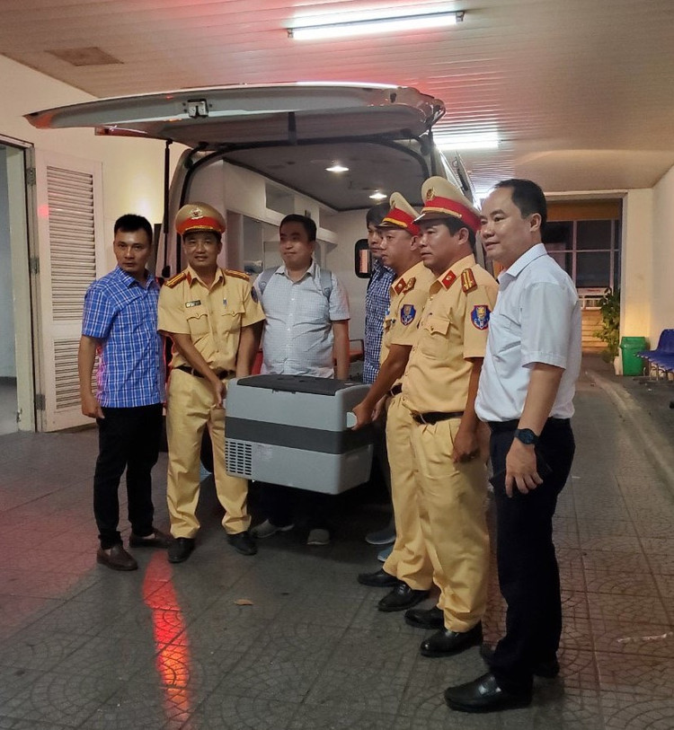 Hình ảnh đoàn ghép tạng về đến sân bay Huế và thực hiện ca ghép cho người bệnh tại Bệnh viện TW Huế