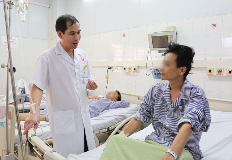 Bệnh nhân hồi phục nhanh, ngồi dậy vận động sau mổ 3 ngày.