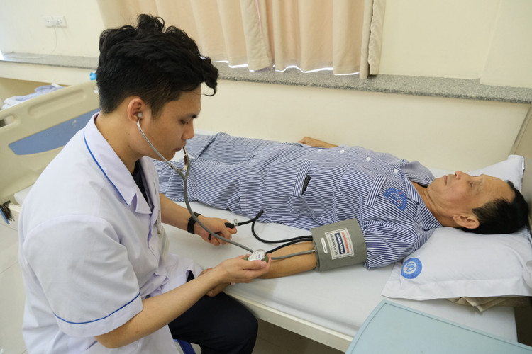 Thăm khám cho bệnh nhân sau phẫu thuật polyp dây thanh