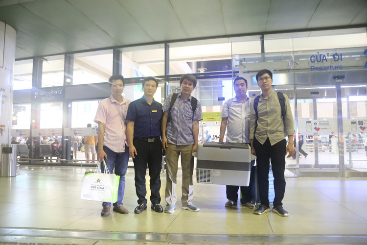 Thận sau khi lấy ra được đưa vào thùng bảo quản theo đúng quy trình và được di chuyển ra sân bay