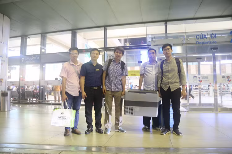 Thận sau khi lấy ra được đưa vào thùng bảo quản theo đúng quy trình và được di chuyển ra sân bay