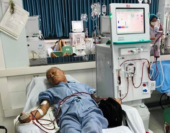 Tại khoa Cấp cứu, người bệnh được chuyển khoa Nội thận – Tiết niệu – Lọc máu tiếp tục điều trị - Ảnh BVCC Tại khoa Cấp cứu, người bệnh được chuyển khoa Nội thận – Tiết niệu – Lọc máu tiếp tục điều trị - Ảnh BVCC
