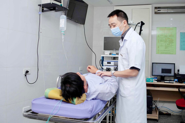 ThS.BS Trần Đức Cảnh chuẩn bị nội soi cho bệnh nhân
