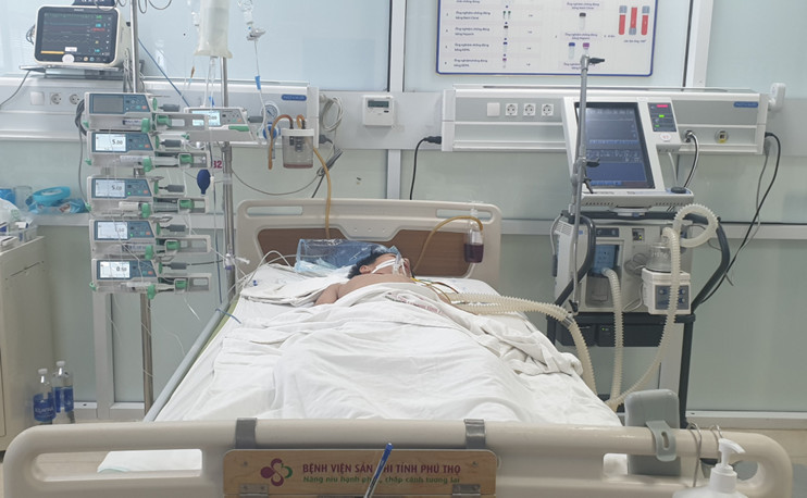 Bệnh nhi ngay lập tức được đặt ống nội khí quản