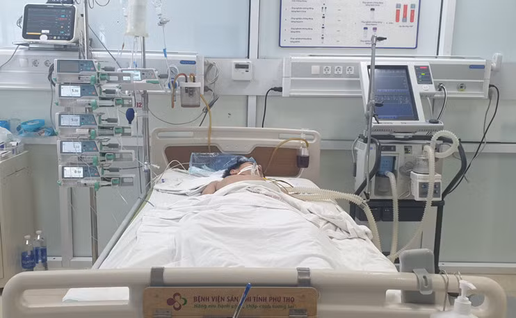 Bệnh nhi ngay lập tức được đặt ống nội khí quản