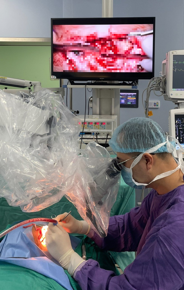 Kíp bác sĩ phẫu thuật cho bệnh nhân - Ảnh: BVCC