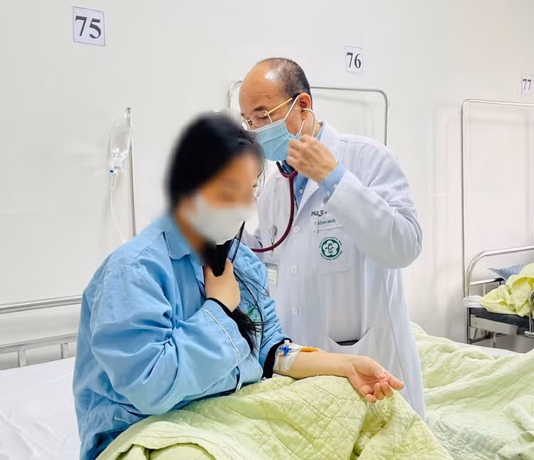 PGS.TS Đỗ Duy Cường thăm khám cho bệnh nhân cúm mùa là phụ nữ mang thai đang điều trị tại Trung tâm - Ảnh BVCC