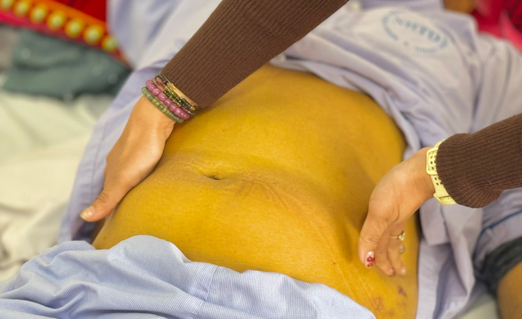 Thăm khám cho bệnh nhân suy gan cấp, xơ gan... Ảnh BVCC