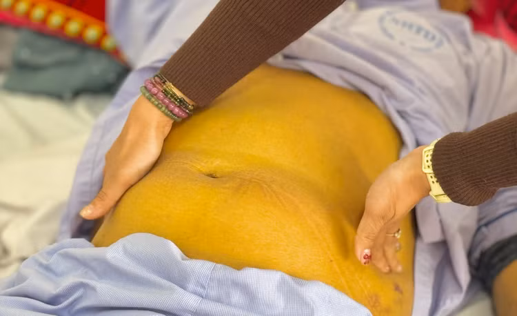 Thăm khám cho bệnh nhân suy gan cấp, xơ gan... Ảnh BVCC