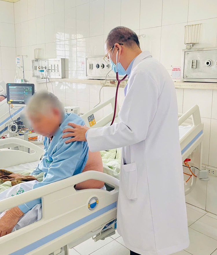 Người cao tuổi điều trị cúm A tại Trung tâm Bệnh nhiệt đới, Bệnh viện Bạch Mai - Ảnh BVCC