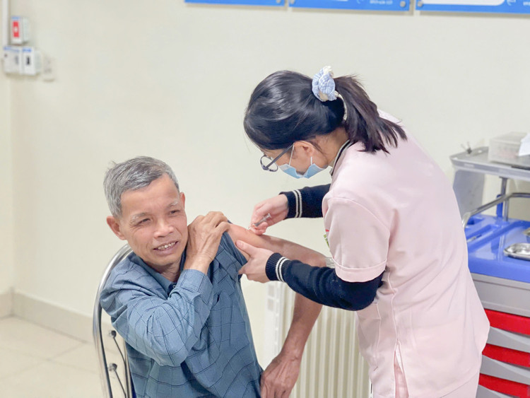 Người có bệnh lý nền nên tiêm vắc xin phòng cúm - Ảnh BVCC Người có bệnh lý nền nên tiêm vắc xin phòng cúm - Ảnh BVCC
