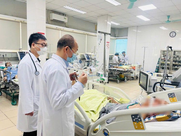 Bệnh nhân cúm mùa suy hô hấp phải thở máy đang điều trị tại Trung tâm Bệnh nhiệt đới, Bệnh viện Bạch Mai - Ảnh BVCC